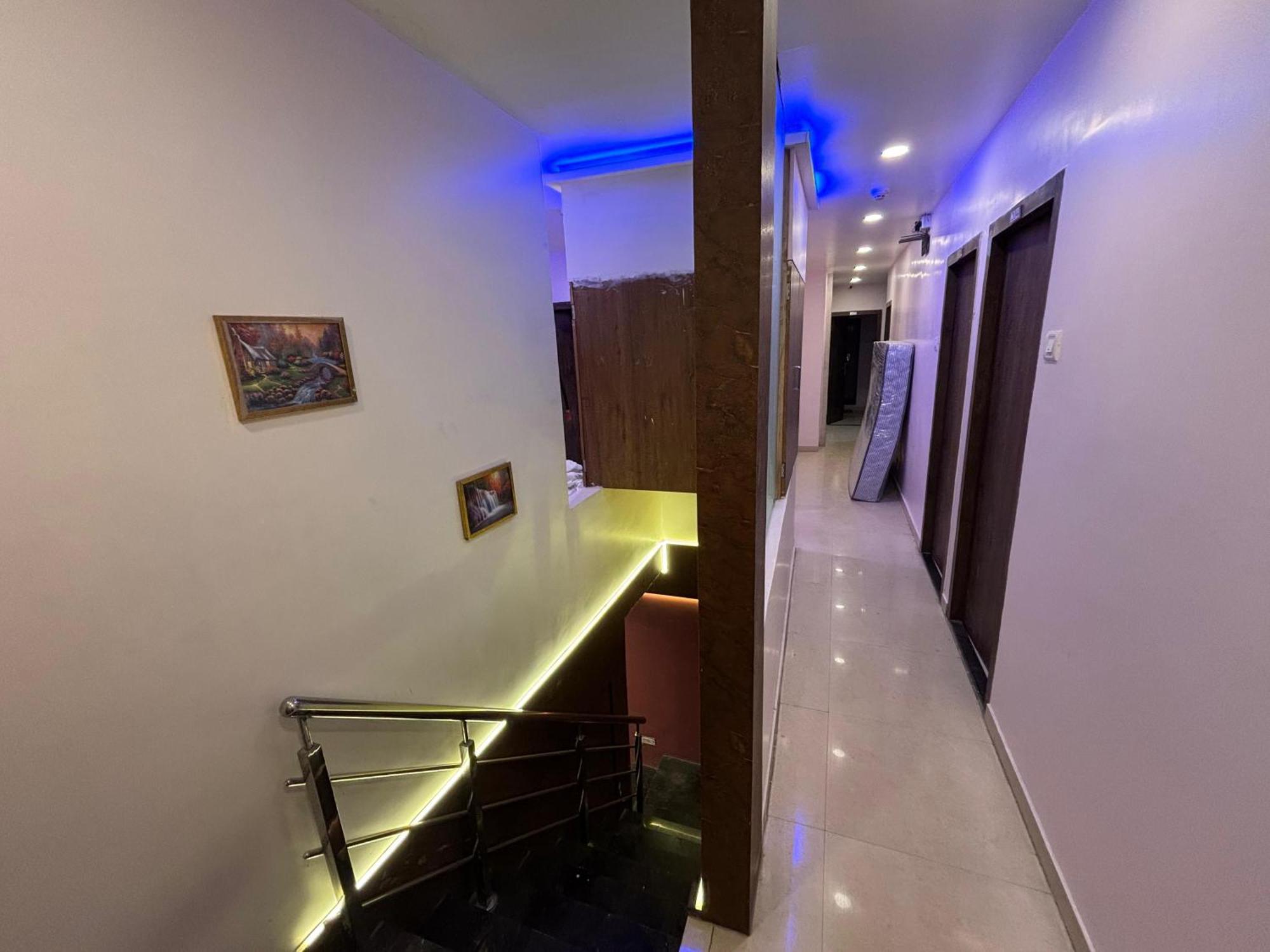 Tavakkal Near International Airport Hotel Bombaj